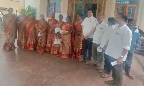 அனுமதி பெறாத திட்ட பணிகளுக்கு தீர்மானம்; அ.தி.மு.க. கவுன்சிலர்கள் வெளிநடப்பு