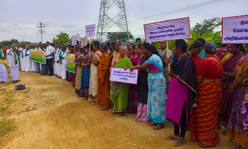 கீழ்பவானி கால்வாயில் தண்ணீர் திறக்க கோரி விவசாயிகள் போராட்டம்