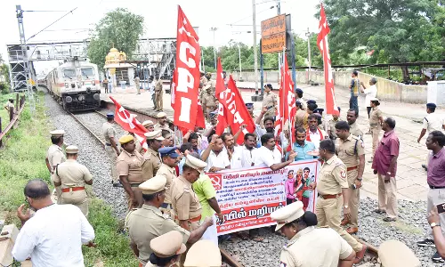 மத்திய அரசை கண்டித்து  இந்திய கம்யூனிஸ்ட் கட்சியினர் ெரயில் மறியல் போராட்டம்: போலீசாருடன் வாக்குவாதம்-பரபரப்பு