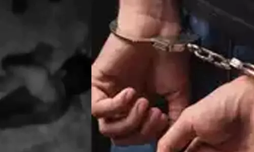 காயம் அடைந்தவர் மீது சிறுநீர் கழித்த வாலிபர்- சமூக வலைதளங்களில் வீடியோ வெளியானதால் போலீசார் கைது செய்தனர்