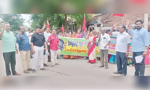 மயிலாடுதுறையில், அரசு ஊழியர் சங்கத்தினர் பேரணி