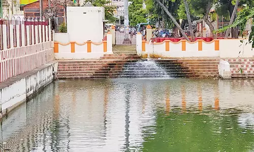 சுவாமிமலை கோவில் குளத்தில் தண்ணீர் நிரப்பும் பணி