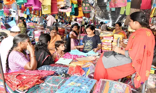 ஈரோடு ஜவுளி சந்தையில் மொத்த வியாபாரம் மந்தம்