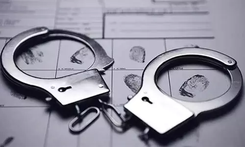 நெகமம் அருகே இளம்பெண்ணை வீட்டிற்குள் தூக்கி சென்று பலாத்காரம் செய்ய முயன்ற டிரைவர்