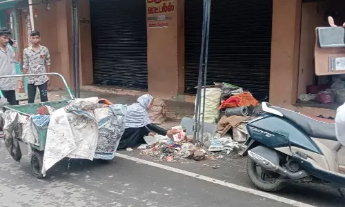 மேட்டுப்பாளையத்தில் மகன்களுடன் சேர்ந்து குப்பை அள்ளிய தி.மு.க கவுன்சிலர்