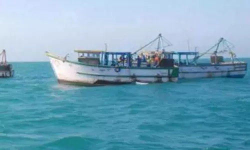 சென்னை கடல் பகுதியில் விசைப் படகில் வந்த மயிலாடுதுறையை சேர்ந்த 14 பேரை சிறை பிடித்த காசிமேடு மீனவர்கள்