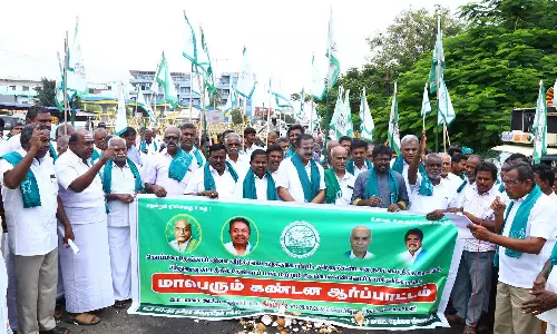 கள்ளுக்கான தடையை நீக்க கோரி திருப்பூரில் தேங்காய்களை உடைத்து விவசாயிகள் போராட்டம்- அ.தி.மு.க., எம்.எல்.ஏ.,க்கள் பங்கேற்பு