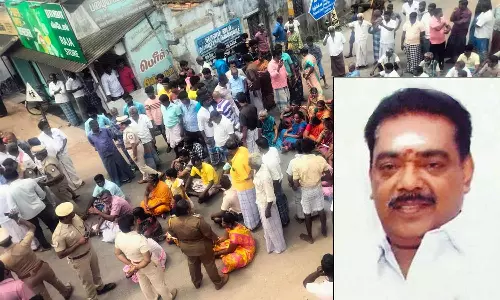 பேட்டையில் கொலை செய்யப்பட்ட அ.தி.மு.க. பிரமுகரின் உடலை வாங்க மறுத்து உறவினர்கள் சாலை மறியல்