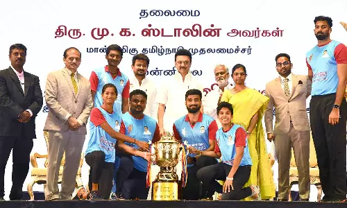 முதலமைச்சர் கோப்பை விளையாட்டு போட்டி நிறைவு- முதலமைச்சர் மு.க.ஸ்டாலின் பரிசுக்கோப்பை வழங்கினார்