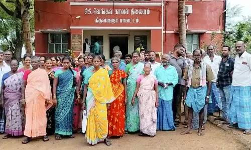 ஆடித் திருவிழா நடத்த ஊராட்சி தலைவரின் கணவர் இடையூறு.. காவல் நிலையத்தை முற்றுகையிட்டு மக்கள் போராட்டம்