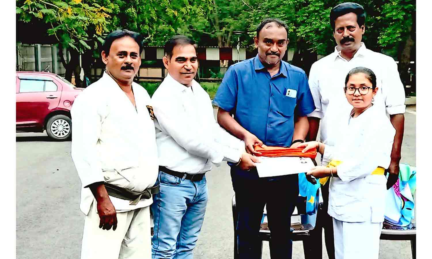 காரத்தே மாணவ-மாணவிகளுக்கு பெல்ட் மற்றும் சான்றிதழ்