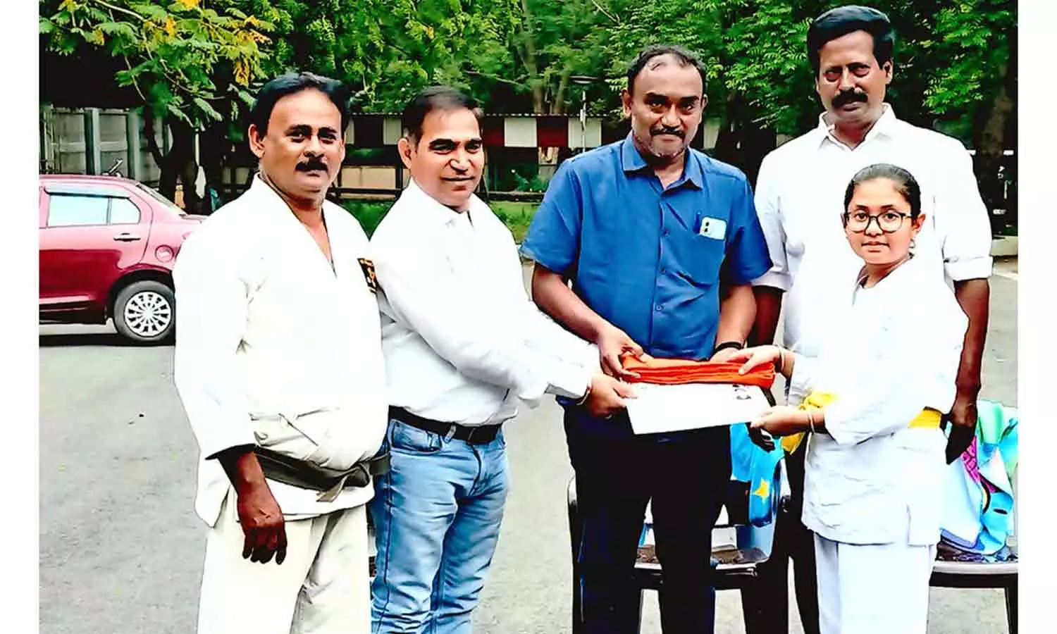 காரத்தே மாணவ-மாணவிகளுக்கு பெல்ட் மற்றும் சான்றிதழ்