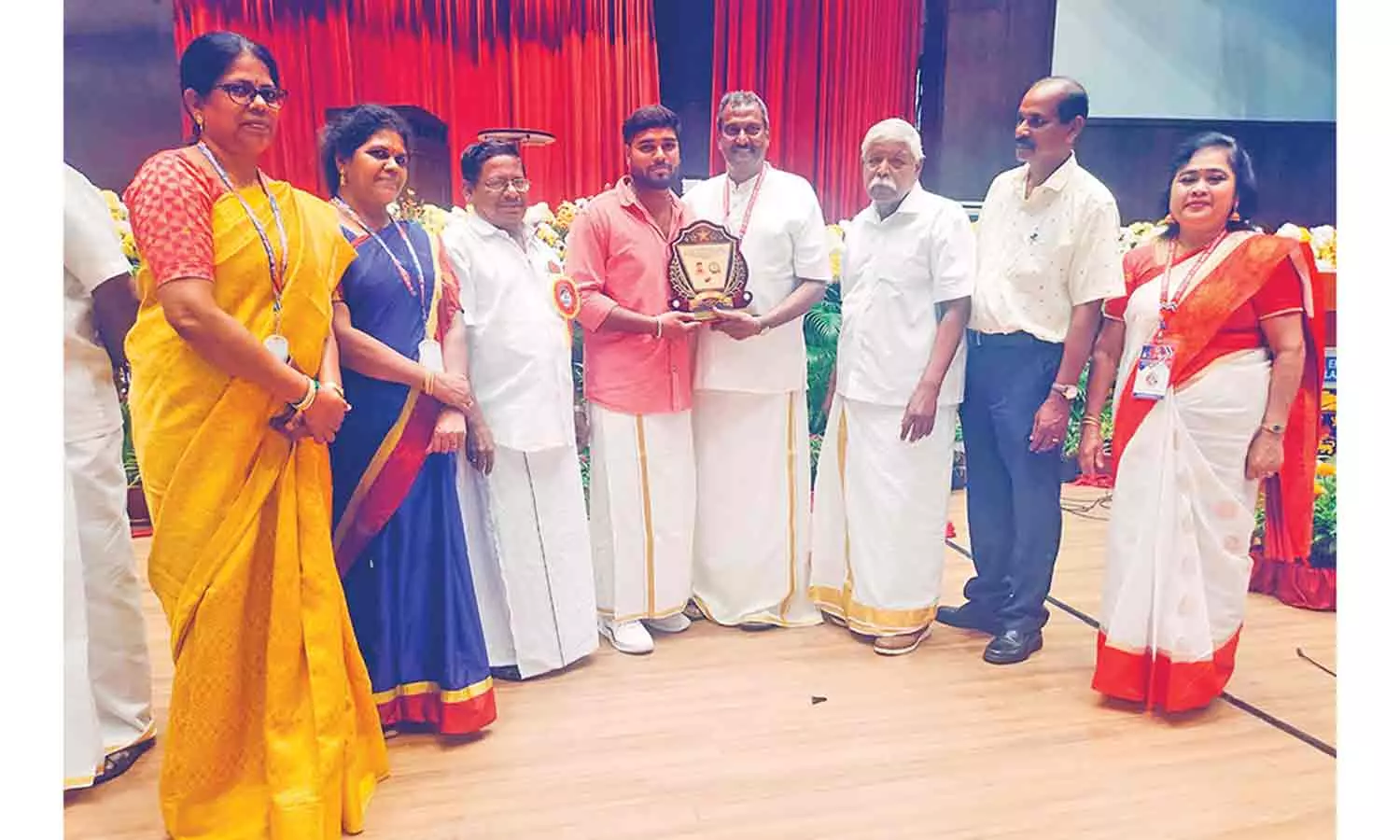 மோட்டார் சைக்கிளில் பயணம் சென்ற வாலிபருக்கு பாராட்டு மோட்டார் சைக்கிளில் பயணம் சென்ற வாலிபருக்கு பாராட்டு