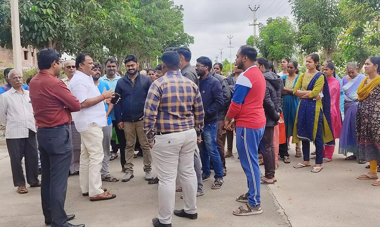 ஓசூரில் குடியிருப்பு பகுதியில் புகுந்து கொள்ளையர்கள் அட்டகாசம் ஓசூரில் குடியிருப்பு பகுதியில் புகுந்து கொள்ளையர்கள் அட்டகாசம்