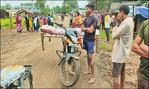 மகாராஷ்டிரா: ஆம்புலன்ஸ் கிடைக்காததால் மோட்டார் சைக்கிளில் கொண்டு செல்லப்பட்ட வாலிபர் உடல்