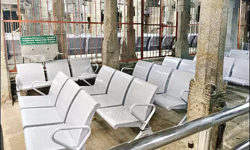 பழனி முருகன் கோவிலில் பொது தரிசன பக்தர்களுக்கு இருக்கை வசதி