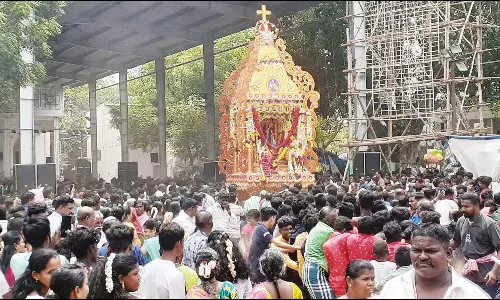 ஸ்ரீவைகுண்டம் புனித சந்தியாகப்பர் ஆலய தேர்பவனி: திரளானோர் வடம் பிடித்து இழுத்தனர்