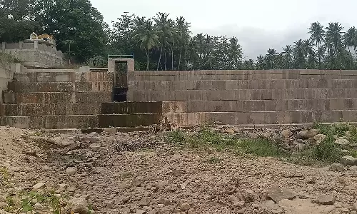 பருவமழை ஏமாற்றியதால் போடி அணைப்பிள்ளையார் நீர்வீழ்ச்சி முற்றிலும் வறண்டது