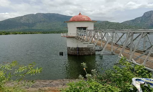 ஆபத்தை உணராமல் ஆத்தூர் காமராஜர் அணைப்பகுதியில் குளிக்கும் சுற்றுலா பயணிகள்