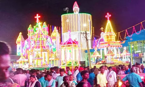 சாணார்பட்டி அருகே புனித சந்தியாகப்பர் திருவிழாவை முன்னிட்டு  மின் தேர் பவனி