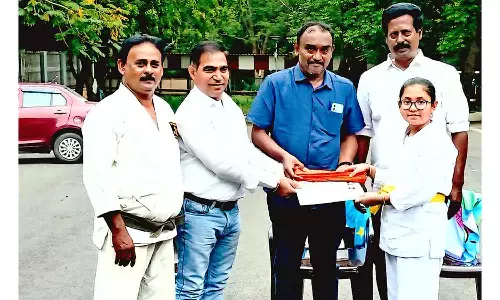 காரத்தே மாணவ-மாணவிகளுக்கு பெல்ட் மற்றும் சான்றிதழ்