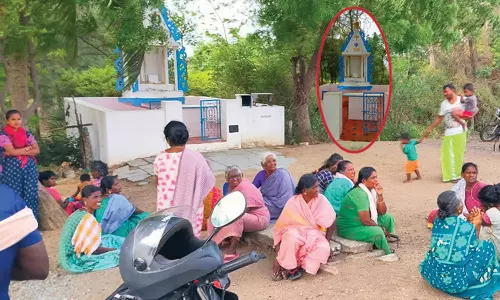 ஓட்டப்பிடாரம் அருகே வேளாங்கண்ணி மாதா சிலை உடைப்பு- கிராம மக்கள் போராட்டம்