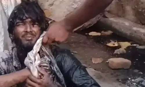 போலீசார் பிடிக்க சென்றபோது கஞ்சா போதையில் சாக்கடைக்குள் விழுந்த வாலிபர்