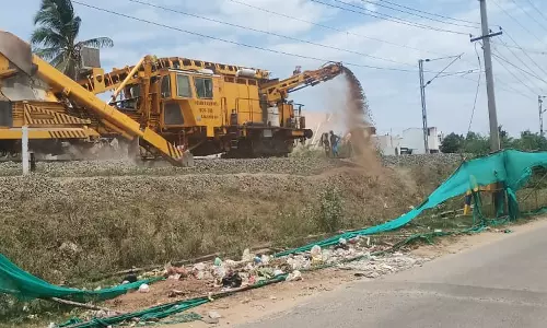 திண்டுக்கல்லில் தண்டவாள பராமரிப்பு பணியால் வாகன ஓட்டிகள் அவதி