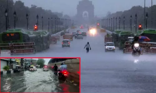 விடிய, விடிய பலத்த மழை- டெல்லிக்கு ஆரஞ்சு எச்சரிக்கை: சாலைகளில் பெருக்கெடுத்து ஓடும் வெள்ளம்
