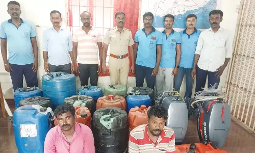 இலங்கைக்கு கடத்திய ரூ.9 லட்சம் மதிப்பிலான மண் எண்ணெய், பீடி இலைகள் பறிமுதல்- 2 பேர் கைது