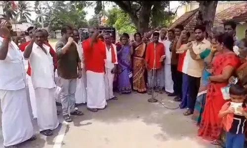 அடிப்படை வசதிகள் கேட்டு பொதுமக்கள் ஆர்ப்பாட்டம்