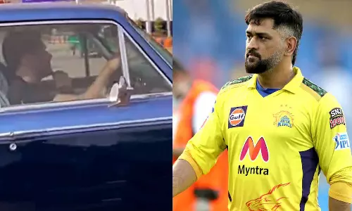 80ஸ் மாடல் ரோல்ஸ் ராய்ஸ் காரை ஓட்டிய டோனி- வைரலாகும் வீடியோ