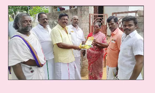 வீடு, வீடாக அழைப்பிதழ் கொடுக்கும் பா.ஜனதா கட்சியினர்