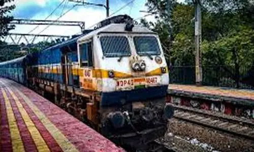 லோகமானியா திலக் எக்ஸ்பிரஸ் ரெயில் 3 மணி நேரம் தாமதம்