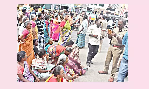 பாதாள சாக்கடையை சரி செய்யக்கோரி பெண்கள் திடீர் சாலை மறியல்