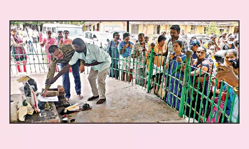 பிள்ளையாரிடம் மனு கொடுத்த மாற்றுத்திறனாளிகள்