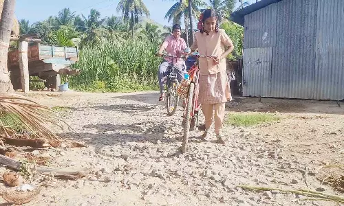 ஜல்லி கற்கள் போட்டு 5 ஆண்டு ஆகியும் தார் சாலை அமைக்காத அவலம்