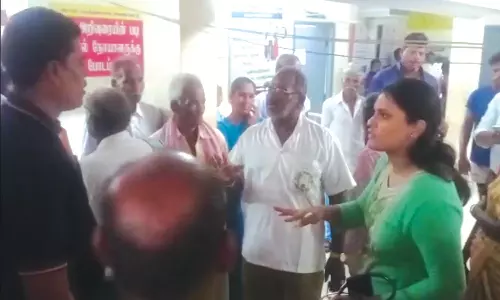 நோயாளிகளை நிற்க வைத்து வைத்தியம் பார்த்ததாக புகார்
