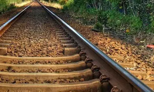 தண்டவாளத்தில் தலைவைத்து வாலிபர் தற்கொலை