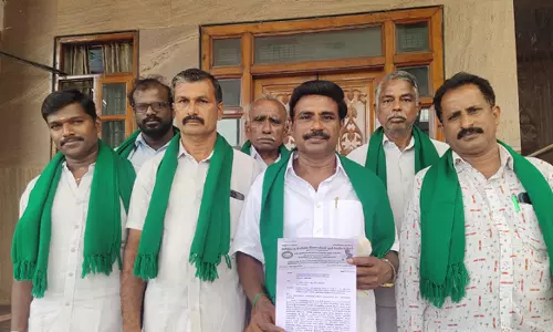 கர்நாடக அரசுக்கு அழுத்தம் கொடுத்து காவிரி நீரை பெற்றுத் தர வேண்டும்