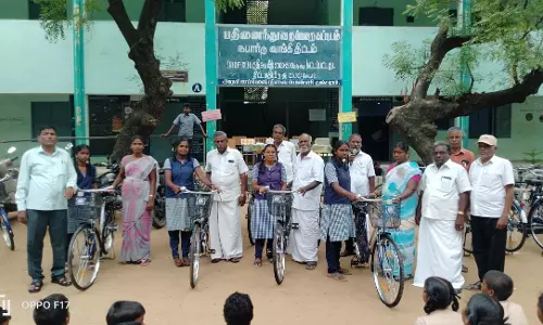 பள்ளி மாணவர்களுக்கு விலையில்லா மிதிவண்டி