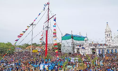 தூத்துக்குடி தூய பனிமயமாதா ஆலய  தேரோட்ட திருவிழா கொடியேற்றத்துடன் தொடங்கியது - தங்கத்தேர் பவனி  5-ந் தேதி நடக்கிறது