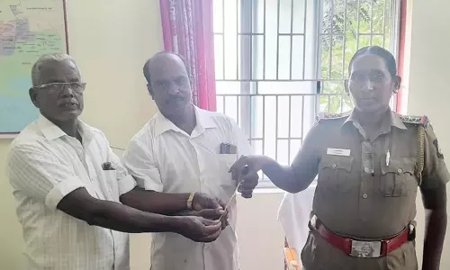 சாலையில் தவறவிட்ட நகையை மீட்டு போலீசில் ஒப்படைப்பு