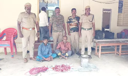 காட்டு பன்றியை வேட்டையாடிய தந்தை- மகன் சிறையில் அடைப்பு