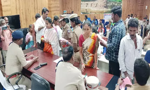 கணவர்கள் மீது புகார் அளித்த பெண்கள்