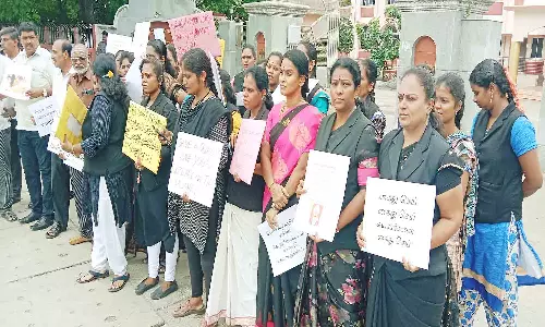 வேலூரில் வக்கீல்கள் கோர்ட்டு புறக்கணித்து போராட்டம்