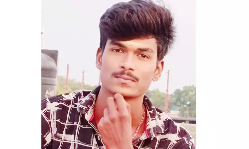 பள்ளி வாகனம் மீது பைக் மோதி வாலிபர் சாவு