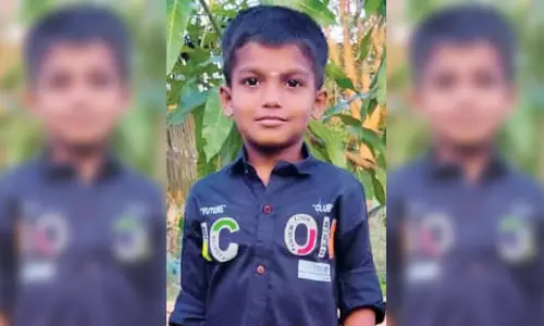 லாரி மோதி பள்ளி மாணவன் பலி