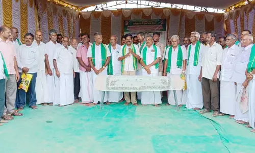 அரூரில் விவசாயிகள் காத்திருப்பு போராட்டம்