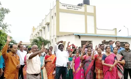 தருமபுரி அரசு கலைக்கல்லூரி கவுரவ விரிவுரையாளர்கள் ஆர்ப்பாட்டம்